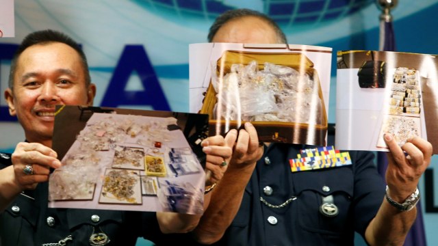 Polisi sita barang milik Najib Razak. (Foto: REUTERS/Lai Seng Sin)