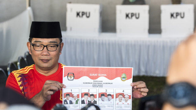 Ridwan Kamil menunjukkan surat suara. (Foto: Antara/M Agung Rajasa)