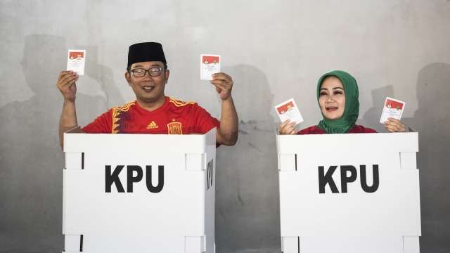 Ridwan Kamil di TPS bersama istri. (Foto: Antara/M Agung Rajasa)