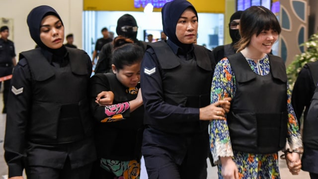 Siti Aisyah dan Doan Thi Huong dikawal polisi. (Foto: AFP/Mohd Rasfan)