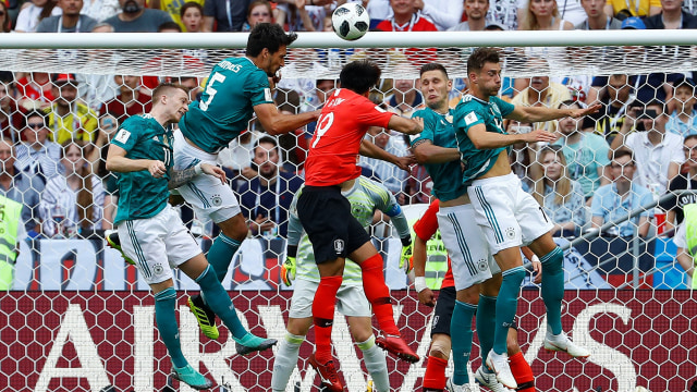 Kim Young-gwon coba bobol pertahanan Jerman. (Foto: REUTERS/Michael Dalder)