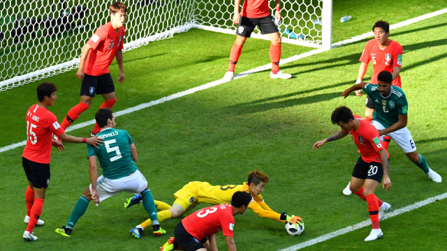 Kemelut depan gawang Korea Selatan. (Foto:  REUTERS/Dylan Martinez)