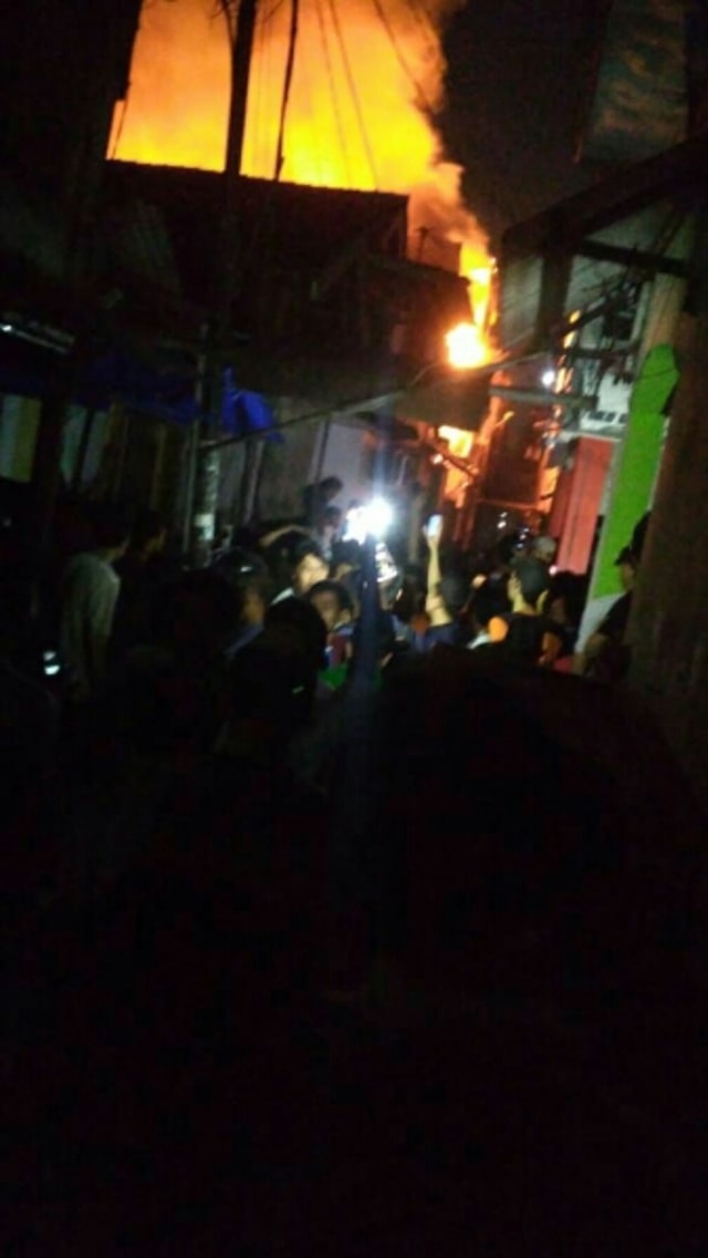 Kebakaran Hanguskan Dua Rumah di Pemukiman Padat Palmerah (4)