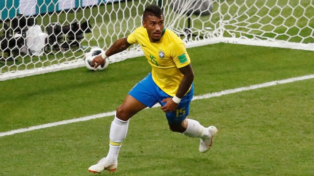 Paulinho mencetak gol ke gawang Serbia. (Foto: REUTERS/Maxim Shemetov)