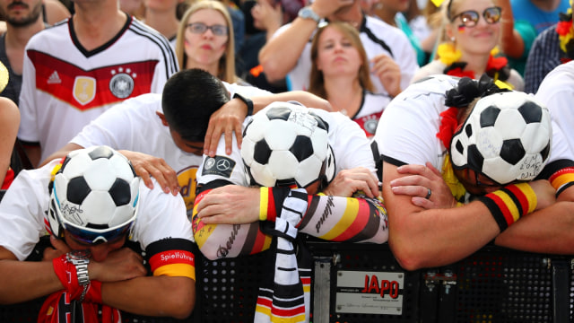 Kesedihan suporter Jerman. (Foto: Reuters/Hannibal Hanschke)