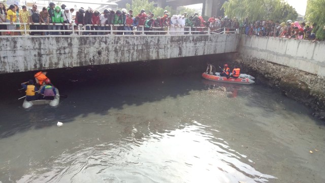 Warga menyaksikan petugas mencari buaya. (Foto: Maulana Ramadhan/kumparan)