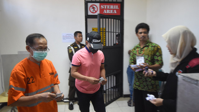 Terdakwa, Nyono S. (tengah) menggunakan hak pilih. (Foto: ANTARA FOTO/M Risyal Hidayat)