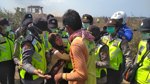 Pembersihan lahan Bandara NYIA. (Foto: Arfiansyah Panji Purnandaru/kumparan)