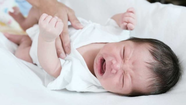 Yuk! Kenali Alasan Bayi Menangis Histeris Saat Tidur