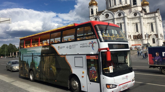 Bus dengan logo Wonderful Indonesia di Rusia. (Foto: Facebook/@kemenpar)