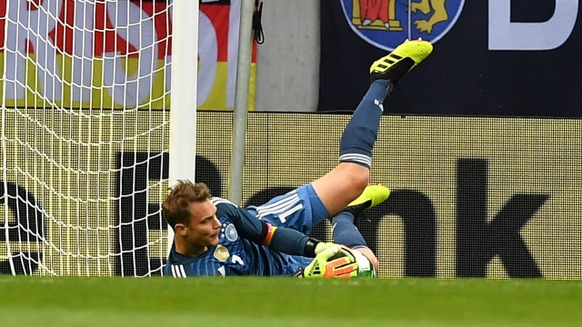 Neuer di depan gawang Jerman. (Foto: Joe Klamar/AFP)