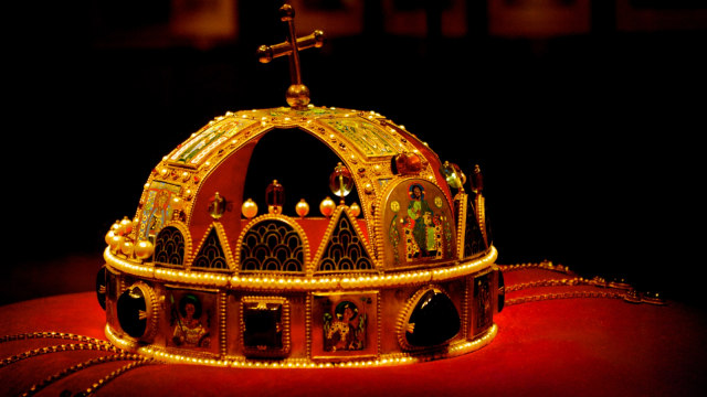 Ilustrasi mahkota kerajaan (Foto: Flickr/Kato Shinya)