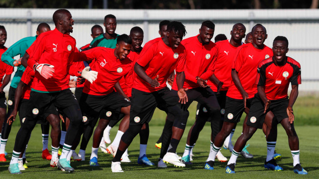 Tarian bersama Senegal dalam sesi latihan. (Foto: REUTERS/David Gray)