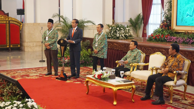Petani bergelar Profesor Dokter (kiri). (Foto: Yudhistira Amran Saleh/kumparan)