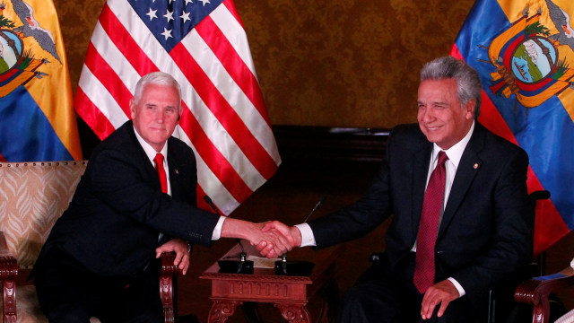 Mike Pence dan Lenin Moreno. (Foto: REUTERS/Daniel Tapia)