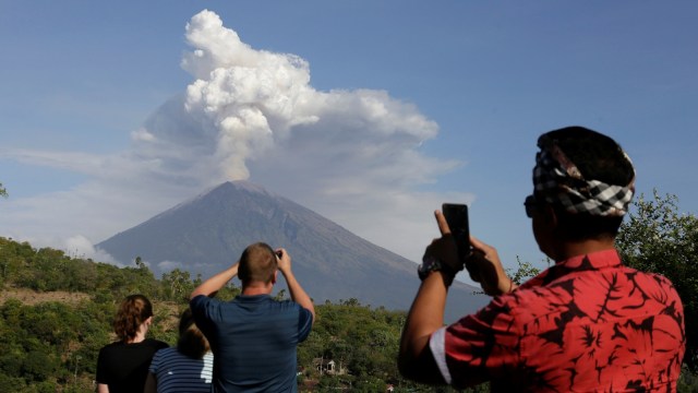 Wisatawan memotret Erupsi di Gunung Agung, Bali. Foto: Kumparan/Johannes P. Christo