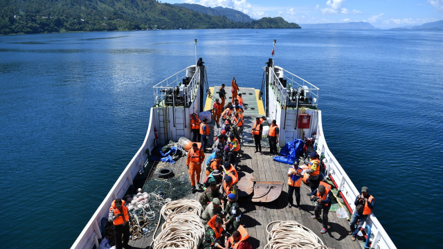 Petugas melakukan pencarian KM Sinar Bangun (Foto: ANTARA FOTO/Sigid Kurniawan)