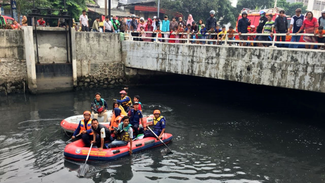 lPencarian buaya di Kali Grogol hari ke-3. (Foto: Andreas Ricky Febrian/kumparan)