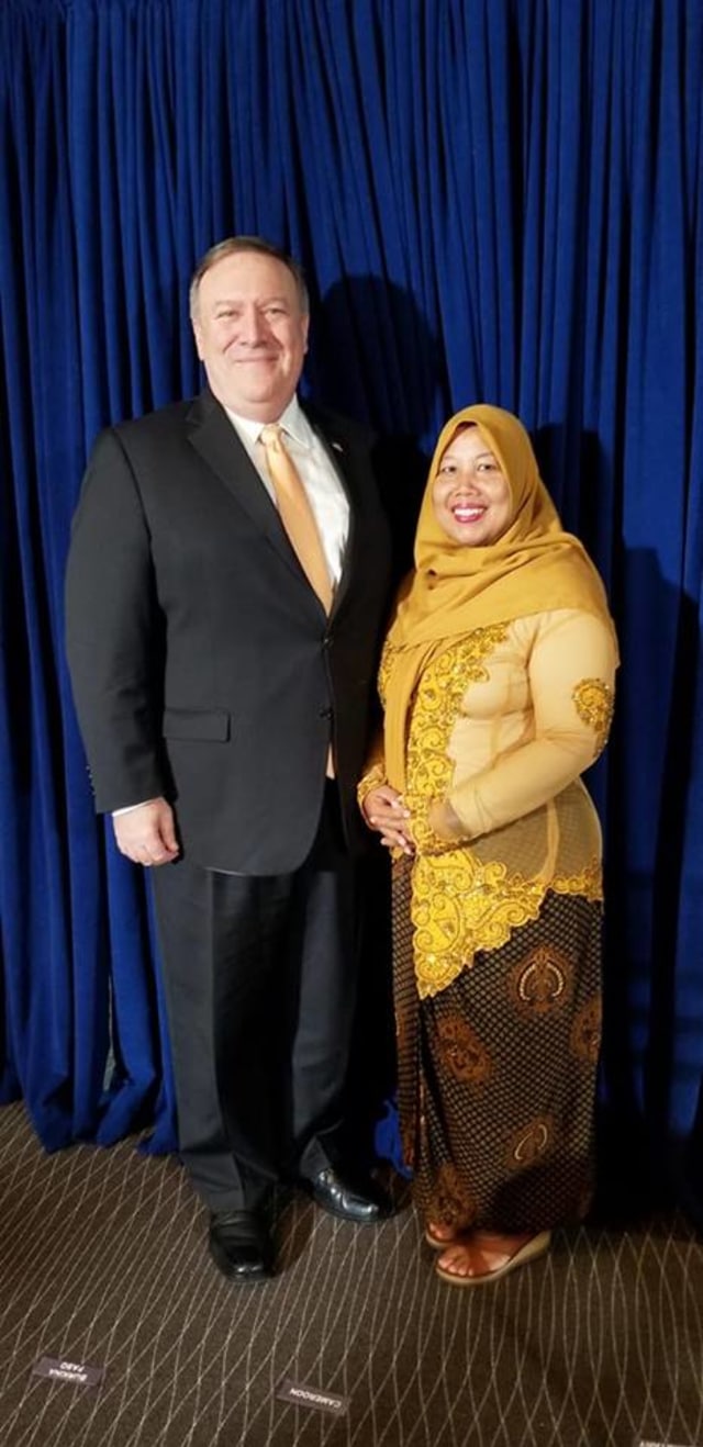 Maizidah Salas terima penghargaan dari Menlu AS (Foto: Facebook/Maizidah Salas)