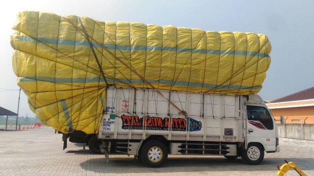 Mobil kelebihan muatan di Karawang. (Foto: Dok. Dishub Jabar)