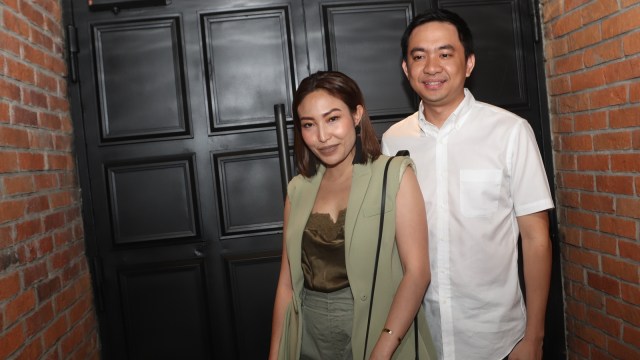 Ayu Dewi dan Suaminya Regi Datau (Foto: Munady)