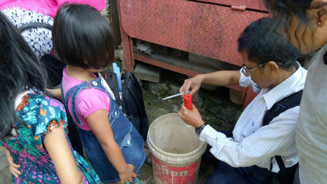 Pemeriksaan Chikungunya di Meruyung. (Foto: dok. Dinas Kesehatan Depok)