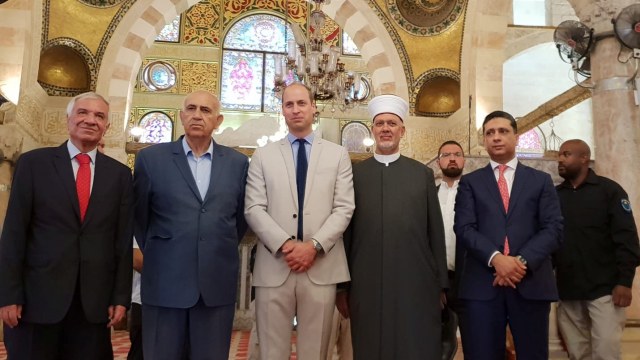 Pangeran William kunjungi Masjid Al Aqsa. (Foto: Manal Abdullah/British Consulate General/handout via Reuters )