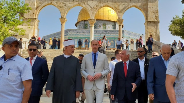Pangeran William kunjungi Masjid Al Aqsa. (Foto: Manal Abdullah/British Consulate General/handout via Reuters )