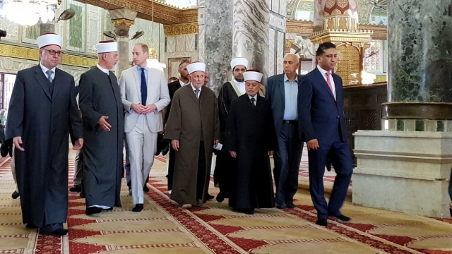 Pangeran William kunjungi Masjid Al Aqsa. (Foto: Manal Abdullah/British Consulate General/handout via Reuters )