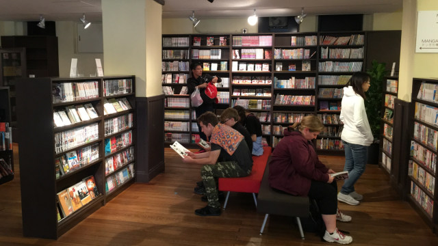 Pengunjung Kyoto International Manga Museum. (Foto: Flickr / Olivier Bruchez)