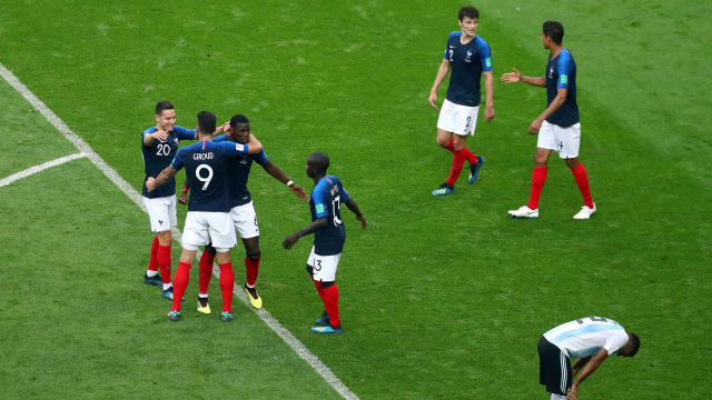 Beda ekspresi pemain Prancis dan Argentina. (Foto: REUTERS/Pilar Olivares)