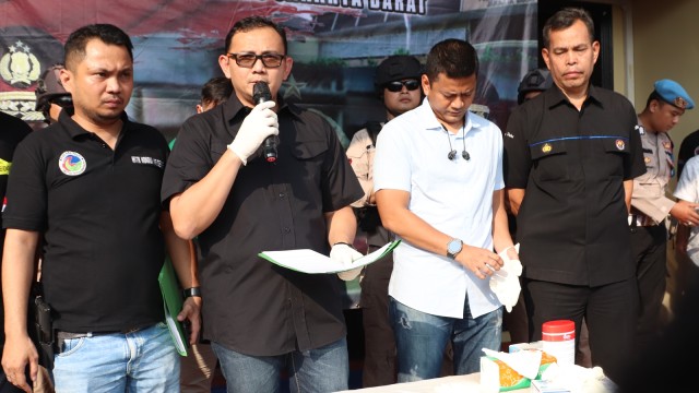 Rilis penangkapan artis Reza Bukan. (Foto: Munady)