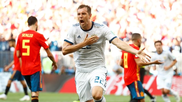 Selebrasi gol Artem Dzyuba ke gawang Spanyol. Foto: Kai Pfaffenbach/Reuters