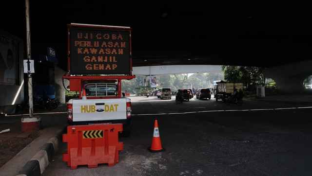 Petugas dishub sosialisasi ganjil-genap. (Foto: Fitra Andrianto/kumparan)
