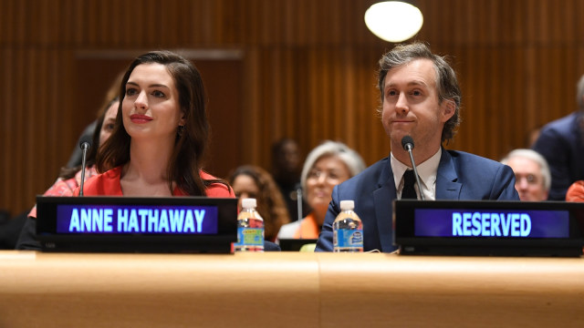 Anne Hathaway dan Adam Shulman (Foto: AFP/Angela Weiss)
