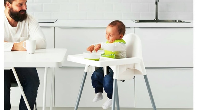 Seorang bayi menggunakan Kursi Makan khusus. (Foto: Instagram @ raplin_collection)