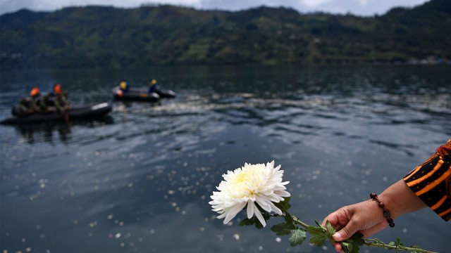 Keluarga korban menabur bunga di lokasi kejadian. (Foto: ANTARA FOTO/Sigid Kurniawan)