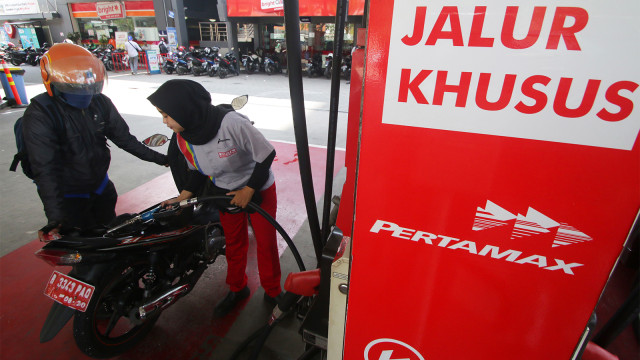 Petugas mengisi BBM jenis Pertamax. (Foto: ANTARA FOTO/Rivan Awal Lingga)