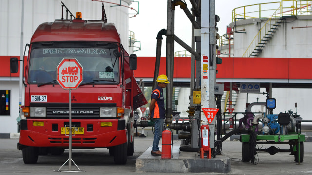 Petugas Pertamina mengisi BBM ke dalam truk tangki (Foto: ANTARA FOTO/Adeng Bustomi)