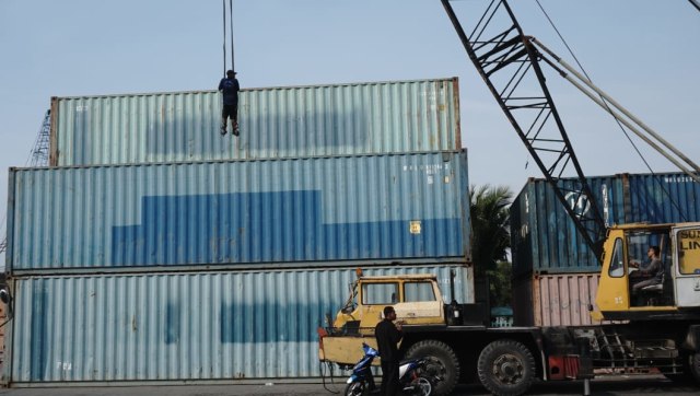 Penyusunan peti kemas di Pelabuhan Sunda Kelapa. (Foto: Fitra Andrianto/kumparan)