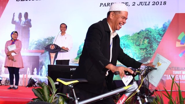 Jokowi Bagikan Sertifikat Tanah di Kota Parepare (Foto: Dok. Biro Pers Setpres)