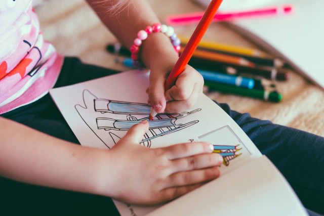 Anak Mewarnai dengan Tangan Kiri (Foto: Pixabay)