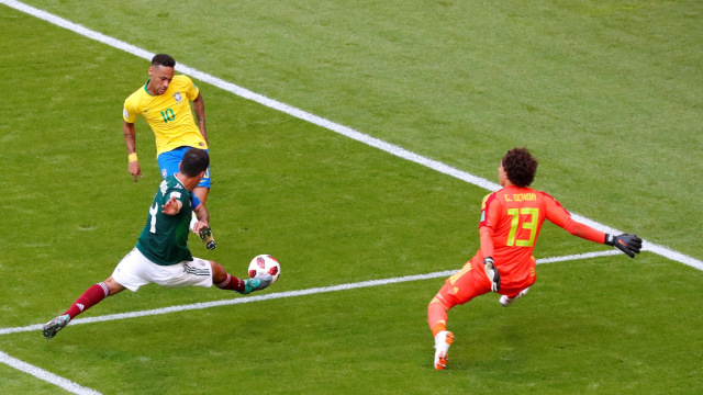 Aksi Guillermo Ochoa dalam laga Brasil vs Meksiko. (Foto: David Gray/Reuters)