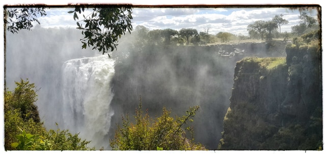 Victoria Falls, Zimbabwe, dan Gemuruh Air