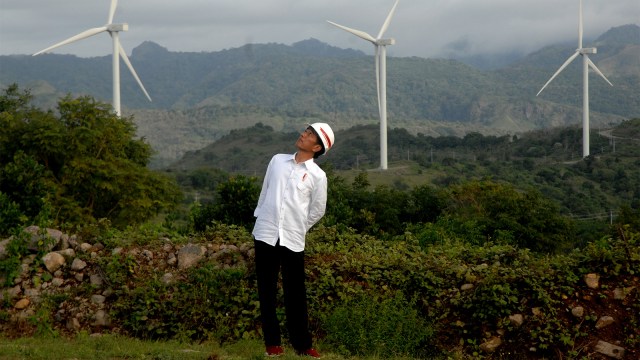 Presiden Joko Widodo memperhatikan turbin kincir angin usai meresmikan Pembangkit Listirk Tenaga Bayu (PLTB). (Foto: ANTARA FOTO/Abriawan Abhe)