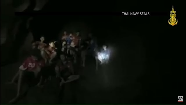 12 anak yang terjebak di gua Thailand ditemukan. (Foto: Youtube/ Associated Press)