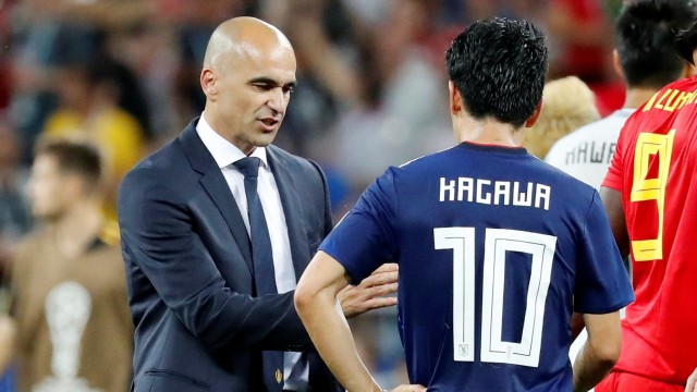 Roberto Martinez menyalami Shinji Kagawa usai pertandingan antara Belgia dan Jepang. (Foto: Reuters/Toru Hanai)