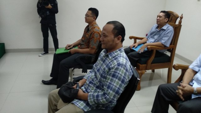 Iwa K dan Ayahnya, Harun, menjalani sidang harta gono gini sebagai saksi. (Foto: Alexander Vito Kukuh/kumparan)