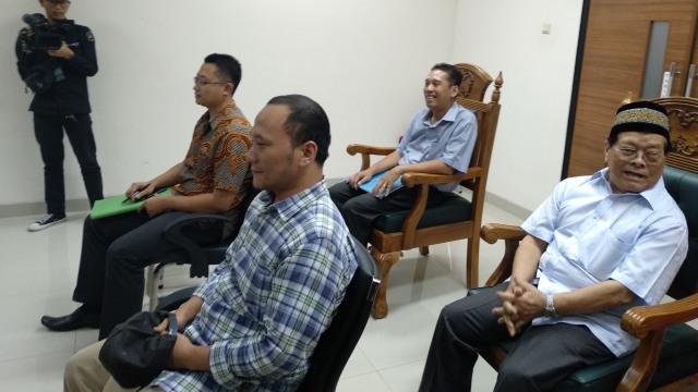Iwa K dan Ayahnya, Harun, menjalani sidang harta gono gini sebagai saksi. (Foto: Alexander Vito Kukuh/kumparan)