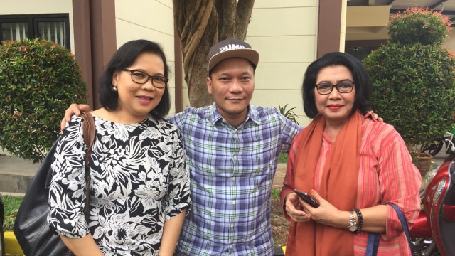 Iwa K bersama kuasa hukum, Lita Purba dan Damayanti Singgih (Foto: Alexander Vito Edward Kukuh/kumparan)